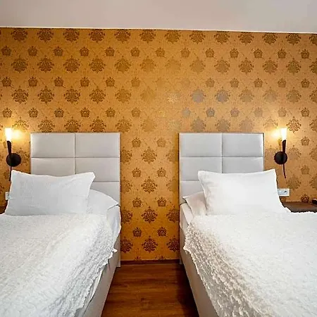 Maxplaza 4*