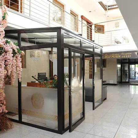 Maxplaza 4*